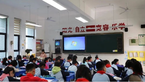 中小学校装上了<i style='color:red'>护眼教室灯具</i>，呵护中小学生“明眸亮睛”