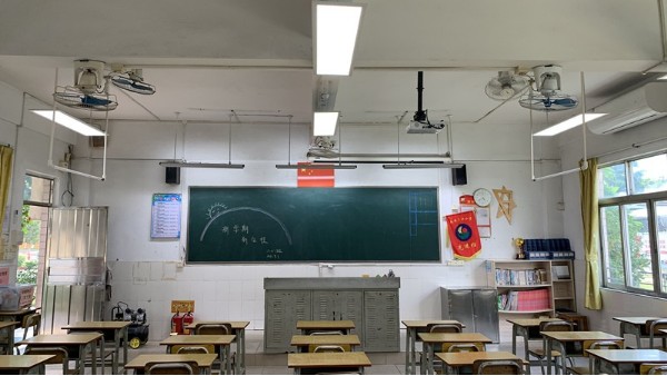 2023年前中小学校都要换成专用教室护眼灯吗？华辉教育照明告诉您~